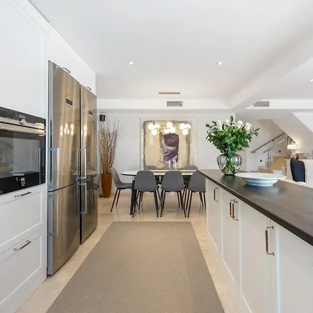 Beautiful 4b Townhouse