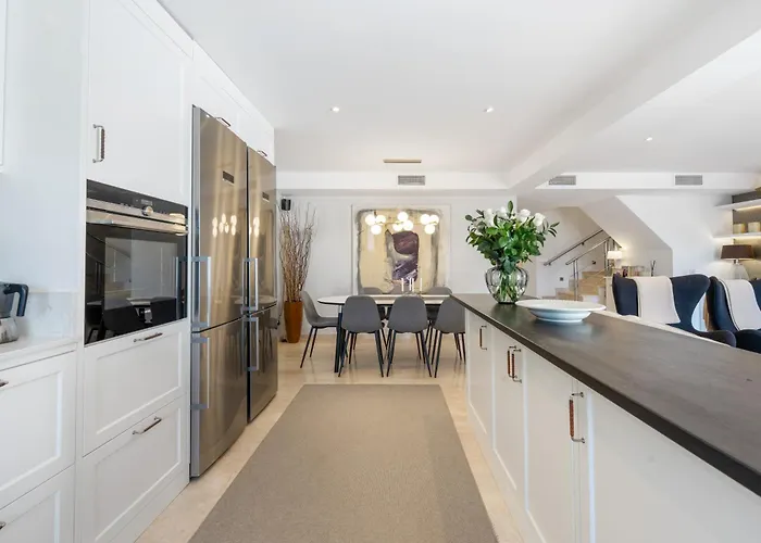 Beautiful 4b Townhouse